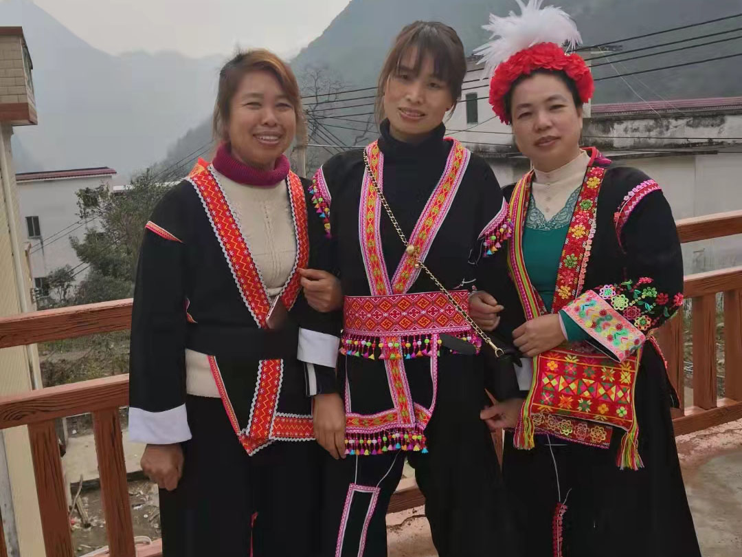 廣東連南瑤族自治縣食葉草種植基地生長(zhǎng)情況、加工廠房、政府免費(fèi)提供的廢棄學(xué)校、用電增容等設(shè)施